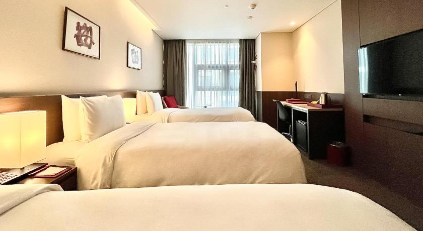 Image of 3 Single Beds, Studio Room, Non-Smoking 3