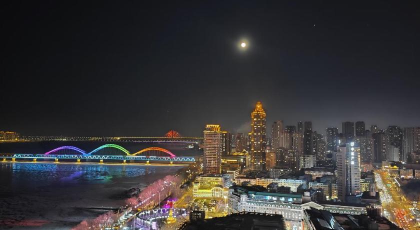 比邻中央大街江景公寓 楼下松花江 索道 地铁 防洪纪念塔