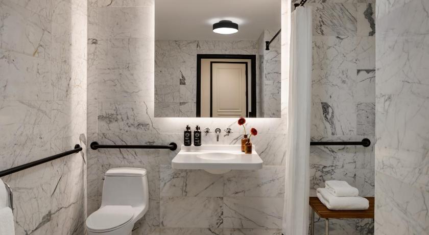 Image of Deluxe King ADA Mobility/Hearing Accessible with Roll-in Shower 2