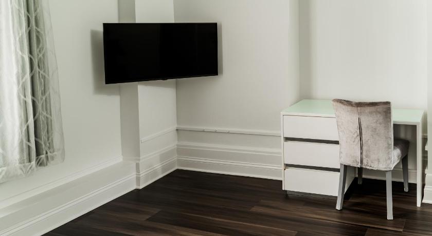 Image of Double Room with Two Double Beds - Disability Access 9
