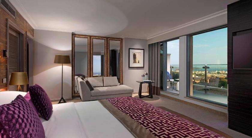 Foto Ambassador Suite, Club lounge access, 1 Bedroom Suite, 1 King, Hyde Park view, Balcony 1