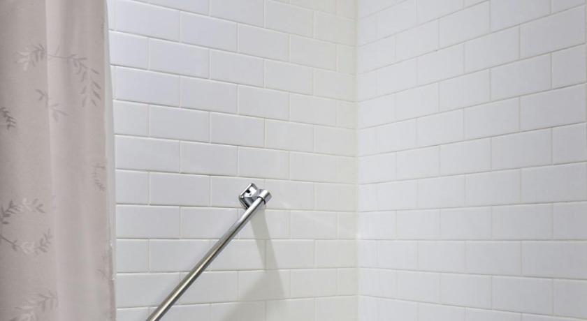 Image of Traditional King Room with Roll-in Shower - Mobility Accessible 6