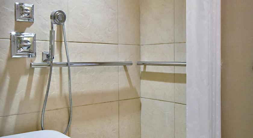 Image of Traditional King Room with Roll-in Shower - Mobility Accessible 5