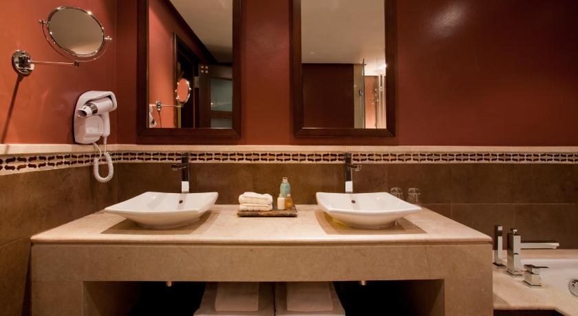 Image of Premium Suite King Size Bed Pool View 15