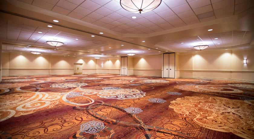 ナイアガラフォールズ (NY) Sheraton Niagara Falls 4つ星 ホテル プール