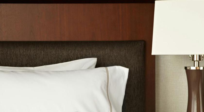 Image of Traditional Queen Room with Roll-in Shower - Mobility Accessible 11