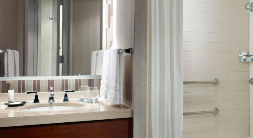 Image of Traditional Queen Room with Roll-in Shower - Mobility Accessible 2