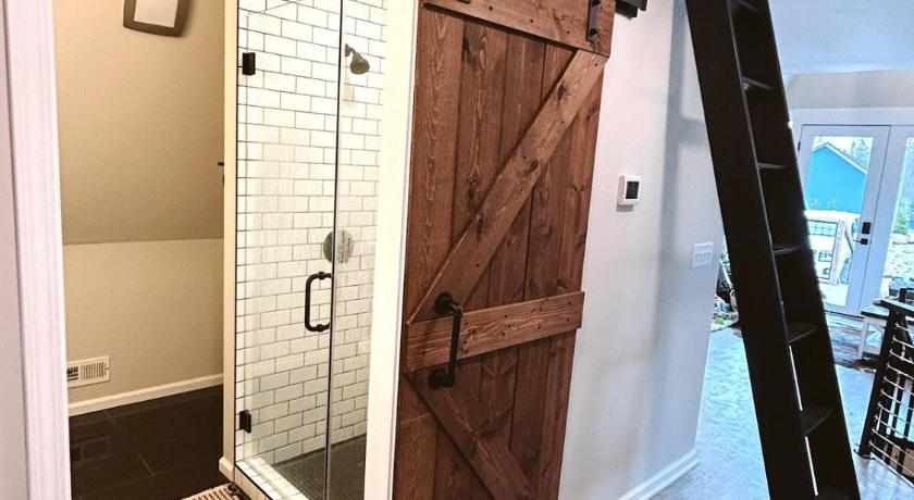 East Flat Rock The Coop NEW A-frame Hot Tub, Fire Pit, Loft 4-Star Accommodation view