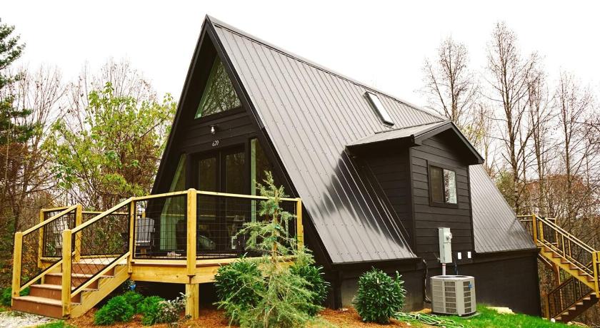 East Flat Rock The Coop NEW A-frame Hot Tub, Fire Pit, Loft 4-Star Accommodation amenity