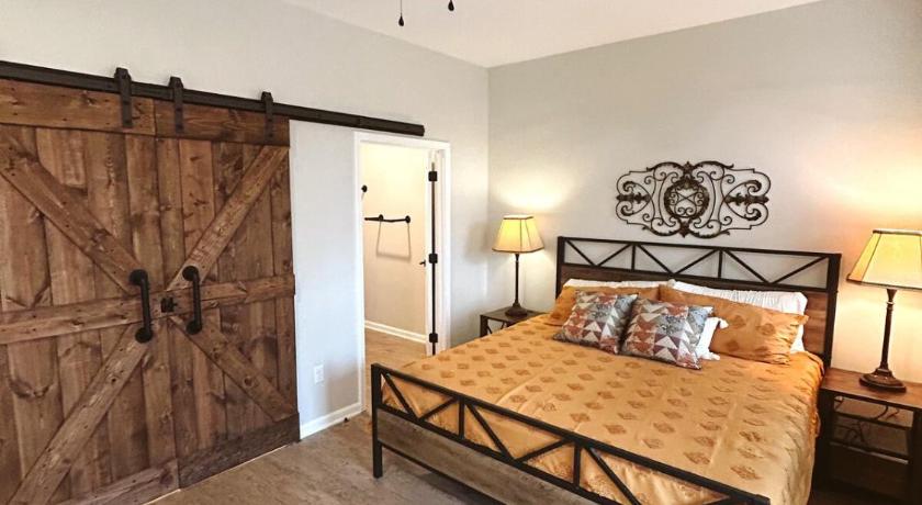East Flat Rock The Coop NEW A-frame Hot Tub, Fire Pit, Loft 4-Star Accommodation suite