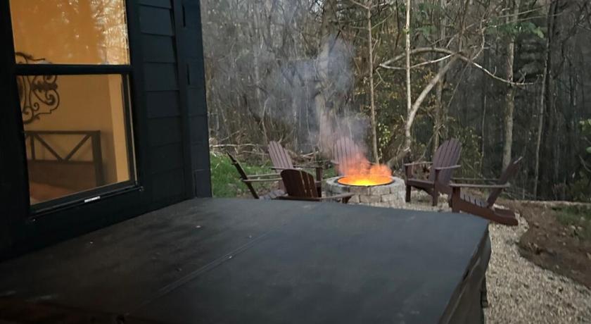 East Flat Rock The Coop NEW A-frame Hot Tub, Fire Pit, Loft 4-Star Accommodation exterior