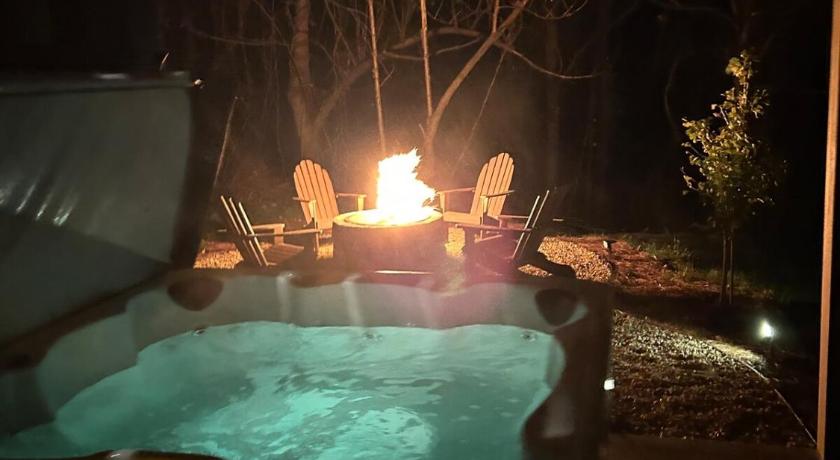 East Flat Rock The Coop NEW A-frame Hot Tub, Fire Pit, Loft 4-Star Accommodation exterior