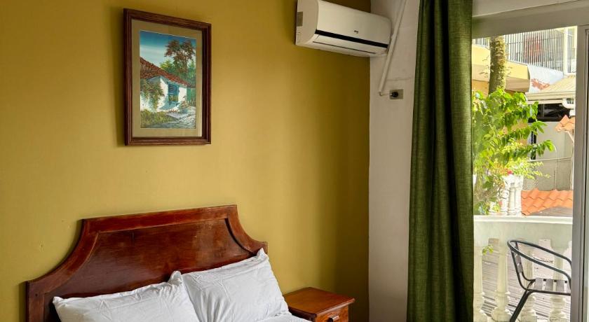 Image of Deluxe Queen Room 0