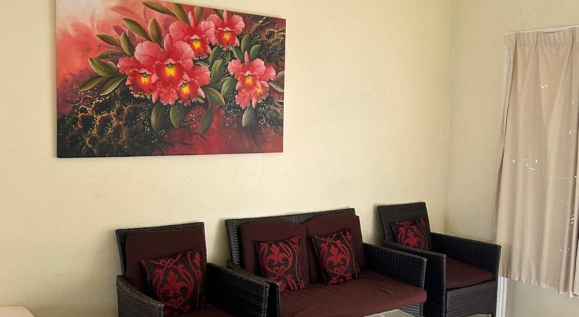 Image of Family Room with Garden View 10