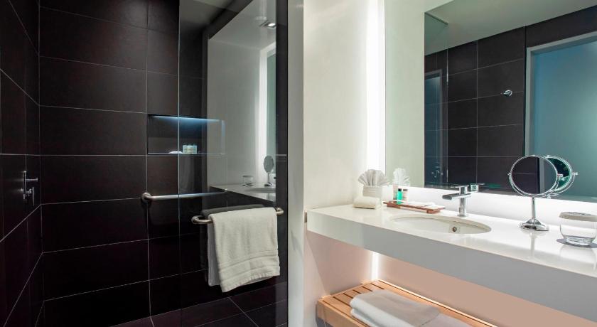 Image of 2 Queen Beds, Mountain View, Sheraton Club Access, Balcony 2, Larger, Rain Shower 2