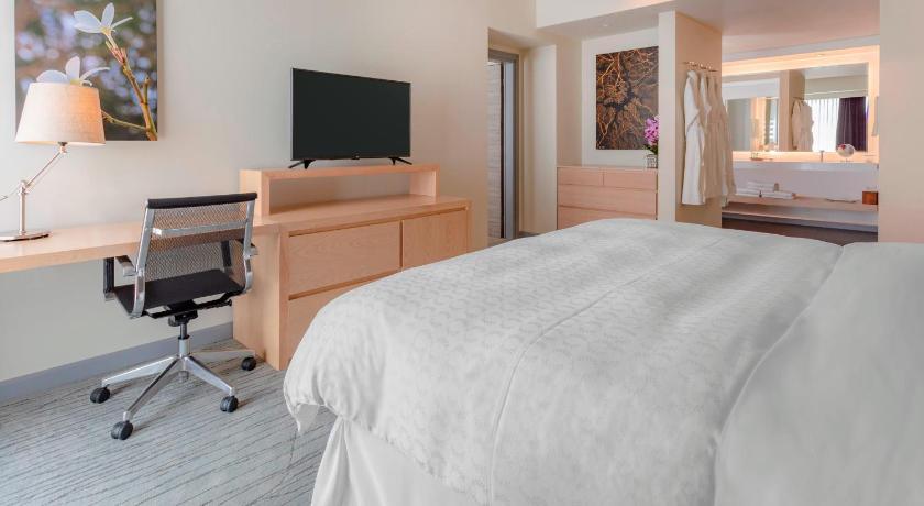 Image of Presidential Suite, 1 Bedroom, 1 King Bed, Panoramic View, Sheraton Club Access, Private Terrace, Di 9