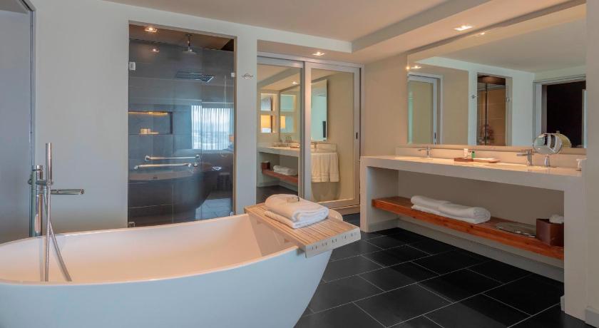 Image of One-Bedroom Large King Suite with Panoramic View, Balcony and Soaking Tub - Club Access/High Floor 6