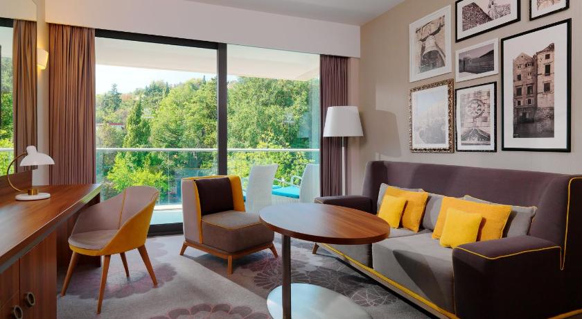 Image of classic suite, 1 bedroom suite, 1 king, courtyard view, balcony 1