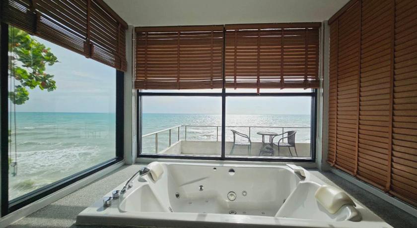 Image of Deluxe Suite with Large Jacuzzi 6