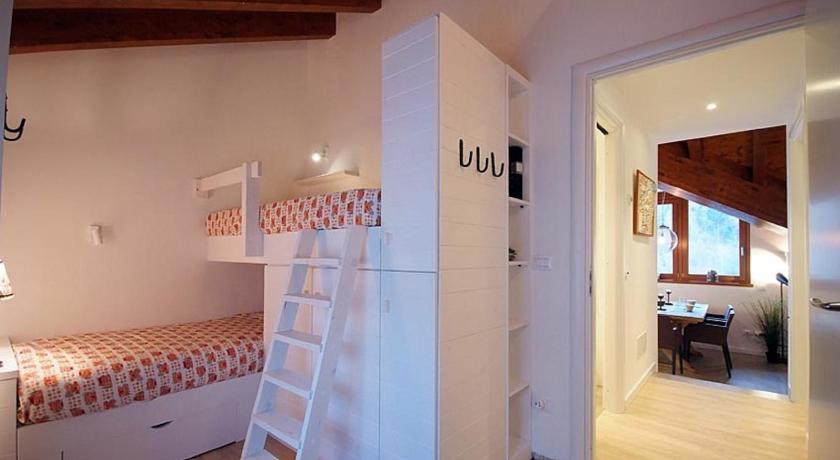 Deluxe Two-Bedroom Apartment with Garden, Villaggio delle Alpi in Pre' Saint Didier