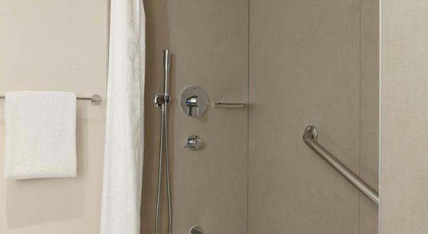 Image of Traditional Queen Room with Two Queen Beds and Adapted Tub - Mobility Accessible 12