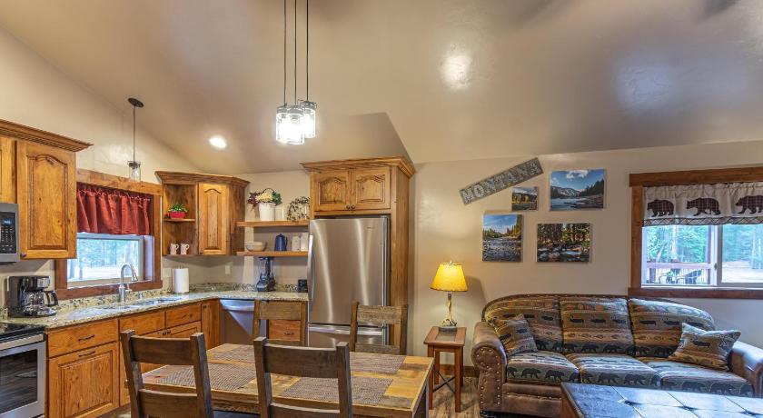 West Yellowstone (MT) Montana Cabin 3-Star Accommodation restaurant