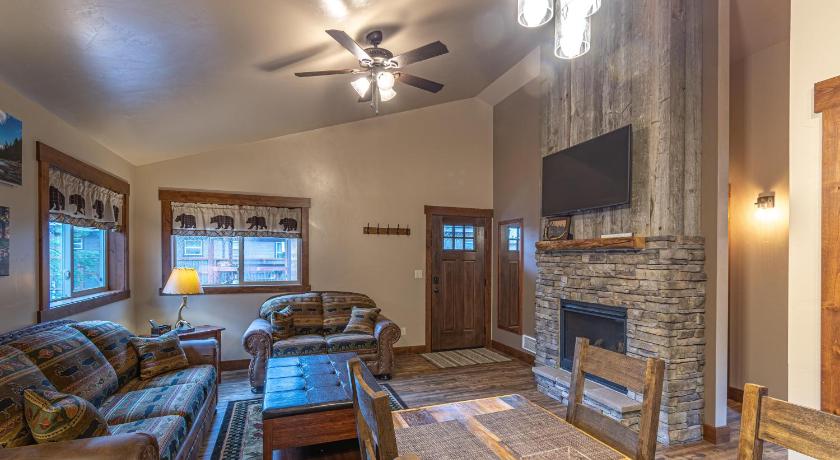 West Yellowstone (MT) Montana Cabin 3-Star Accommodation pool