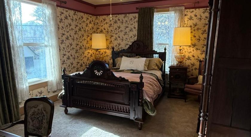 Susanville (CA) Roseberry House Bed and Breakfast 4-Star Accommodation suite