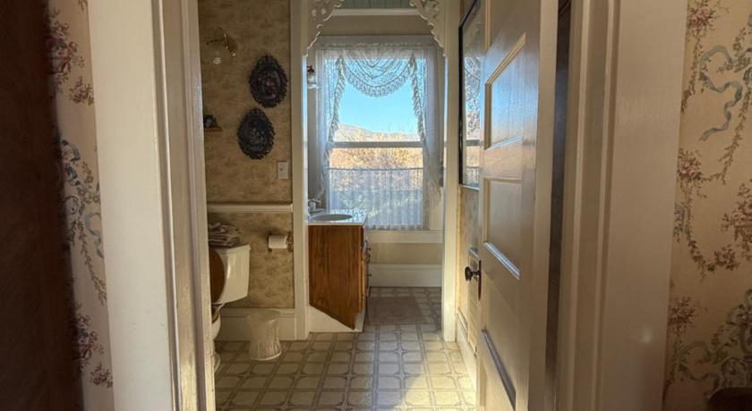 Susanville (CA) Roseberry House Bed and Breakfast 4-Star Accommodation view