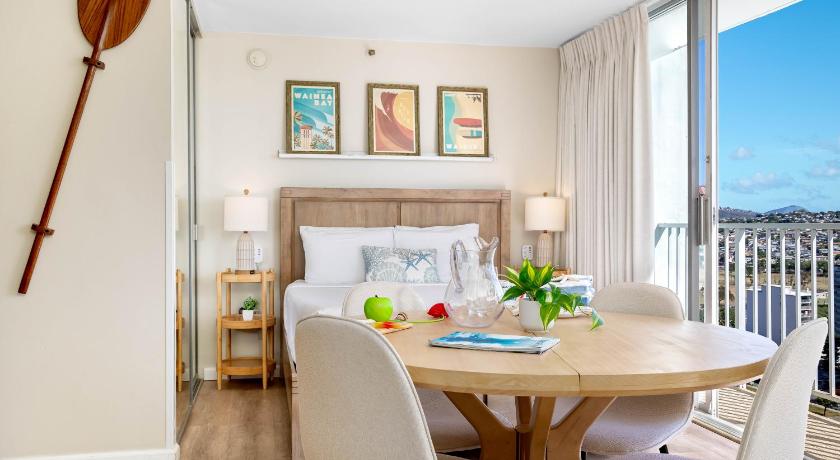 Stylish Waikiki Condo with Ocean View 3Mins to Beach