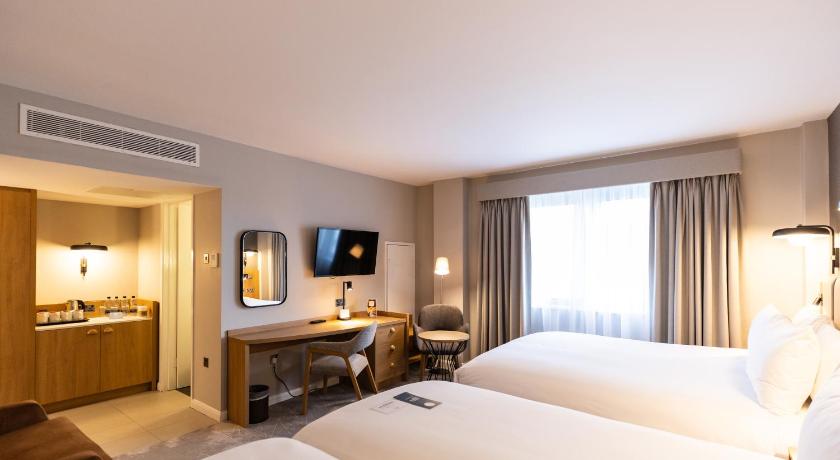 Immagine di Camera Premium con 2 Letti Matrimoniali (Premium Double Room with Two Double Beds) 1