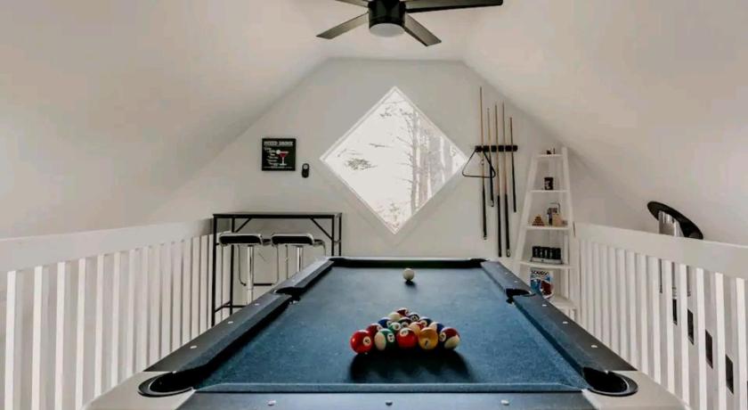 Gilboa Modern Pine Tree Chalet with HOT TUB, Outdoor TV, VIEWS, Games & POOL 5 mins away!! 5성급 숙소 객실