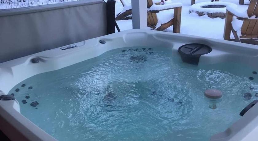 Gilboa Modern Pine Tree Chalet with HOT TUB, Outdoor TV, VIEWS, Games & POOL 5 mins away!! 5성급 숙소 객실