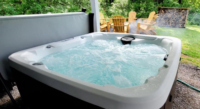 Gilboa Modern Pine Tree Chalet with HOT TUB, Outdoor TV, VIEWS, Games & POOL 5 mins away!! 5성급 숙소 외관
