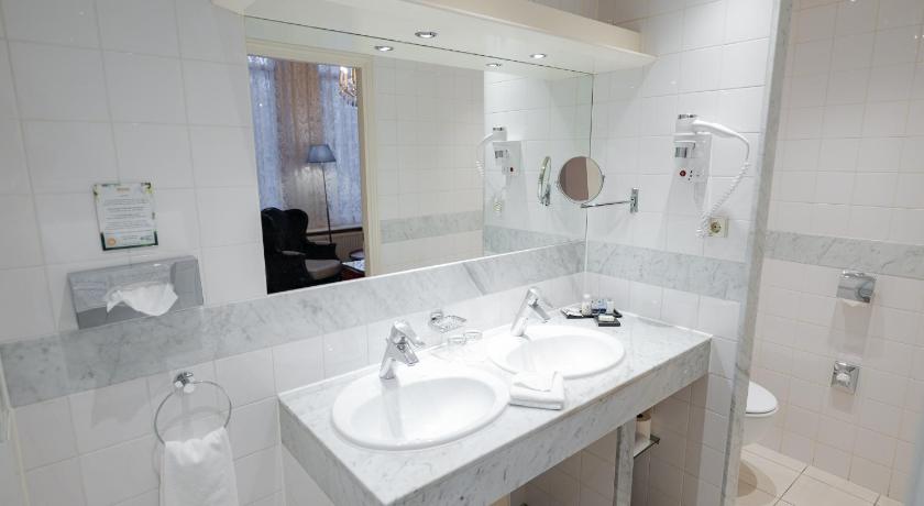 Image of Classic Double or Twin Room with Canal View 3