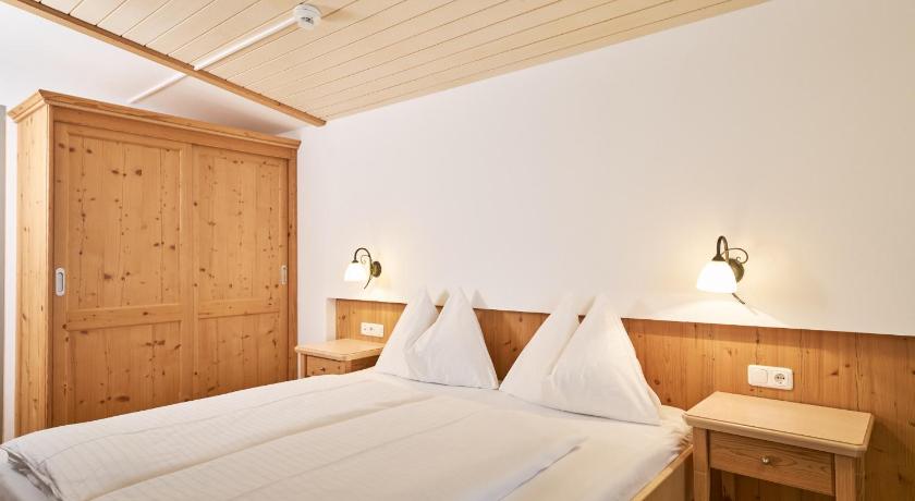 Image of Deluxe Double Room with Balcony 6