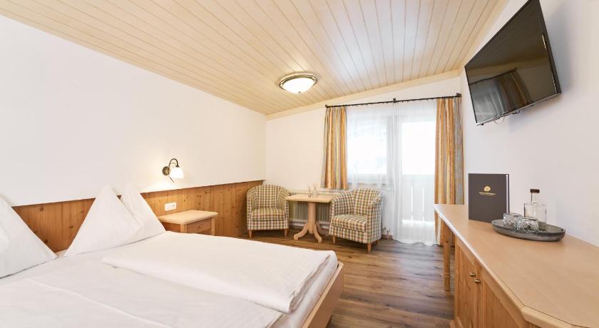 Image of Deluxe Double Room with Balcony 4