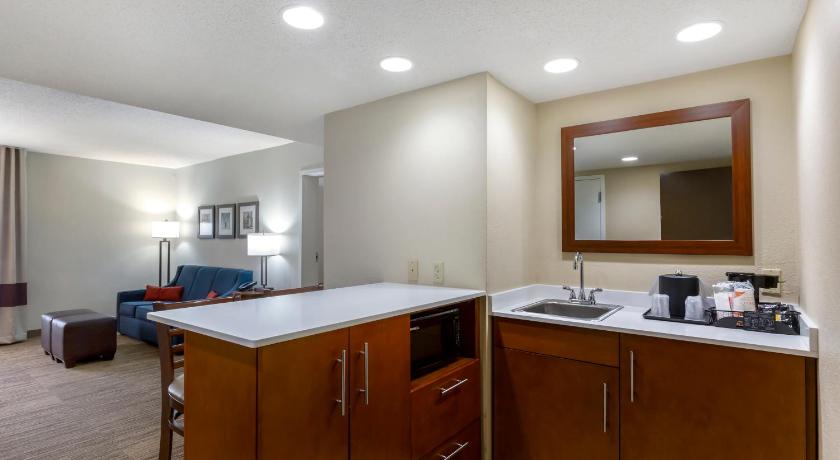 Image of 1 King Bed, Suite, Nonsmoking, Upgrade 1