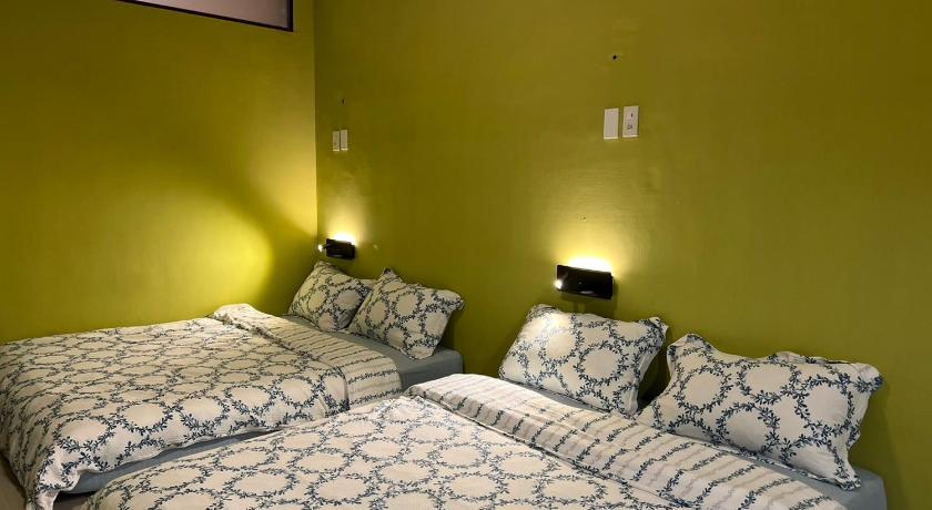 Image of Family Room with Shared Bathroom 3