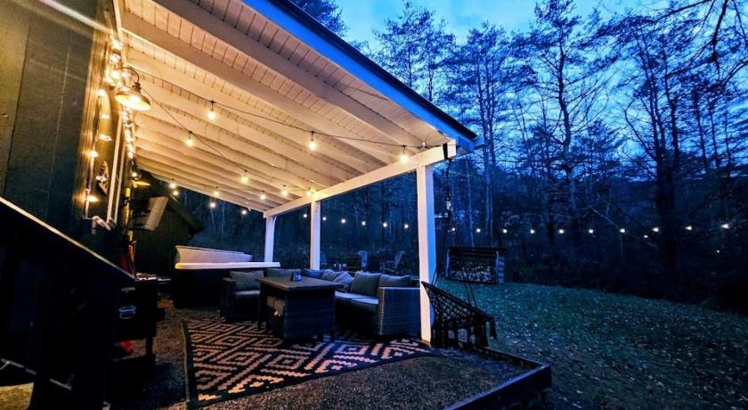 Gilboa Modern Pine Tree Chalet with HOT TUB, Outdoor TV, VIEWS, Games & POOL 5 mins away!! 5성급 숙소 수영장