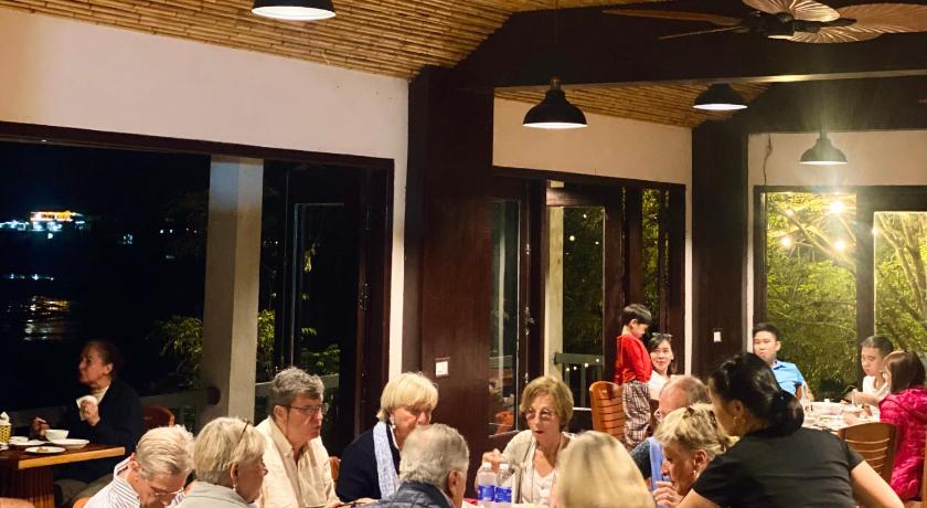 Ba Be Ba Be Lakeside Bungalow 3-Star Hotel lobby