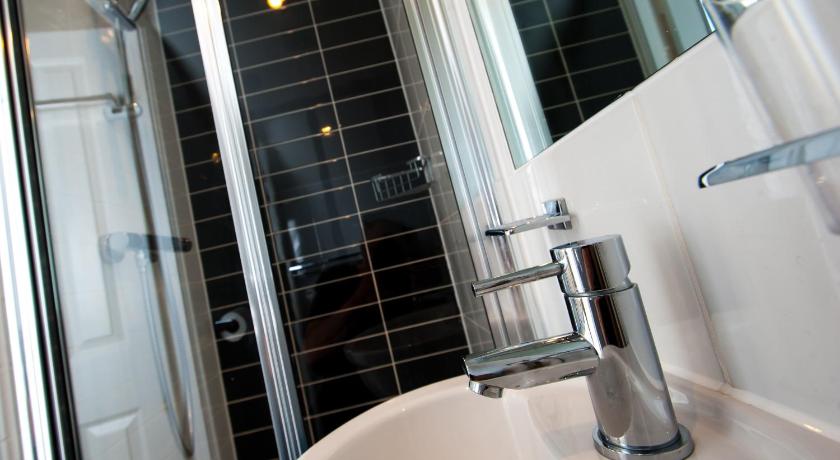 Immagine di Camera con Doccia Doppia - Bagno Condiviso (Double Shower Room - Shared Toilet) 11