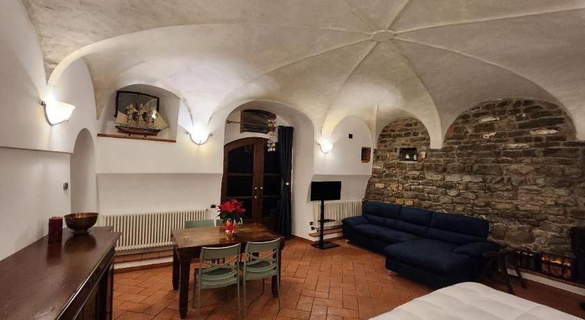 The courtyard of the 6 arches