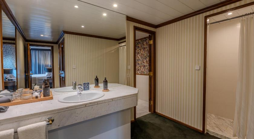 Image of Deluxe Suite 7