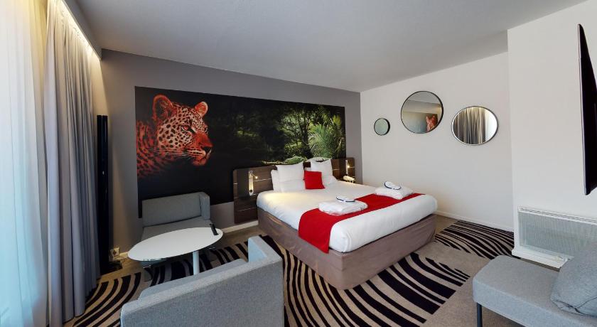 Image of Suite With 1 Double Bed And 1 Double Sofa Bed 9