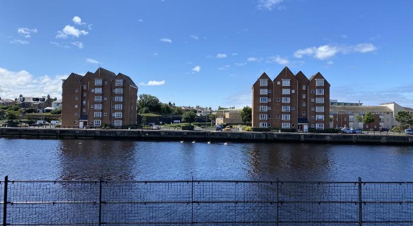 Riverside Apartment - image 9