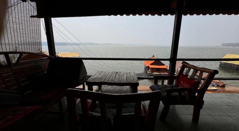 カンチャナブリ Kawarin Saiyai Cottage And Lake  3つ星 ホテル プール