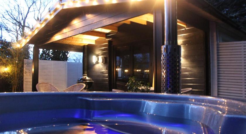 Caban Y Tan Dderwen with private Wood Fired Hot Tub