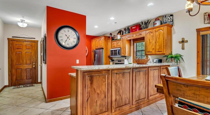 Branson 2BR Village At Indian Point 1801 near SDC - Free Tickets Daily up to $500 4-Star Accommodation restaurant