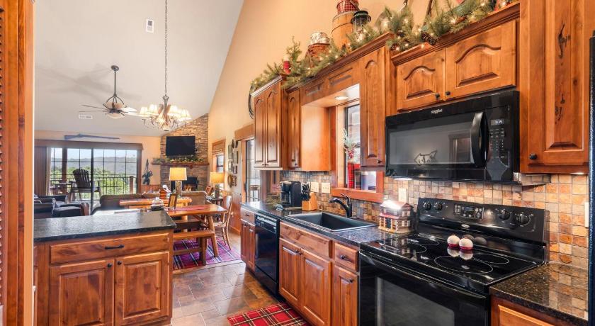 Branson 2BR+Loft Village At Indian Point 1712 near SDC -Free Tickets Daily up to $500 4-Star Accommodation pool